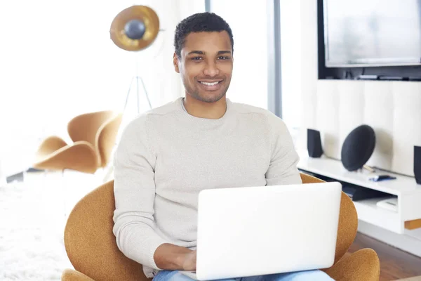 Hombre usando ordenador portátil — Foto de Stock