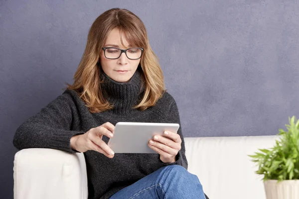 Kvinna som använder digitala tabletter — Stockfoto