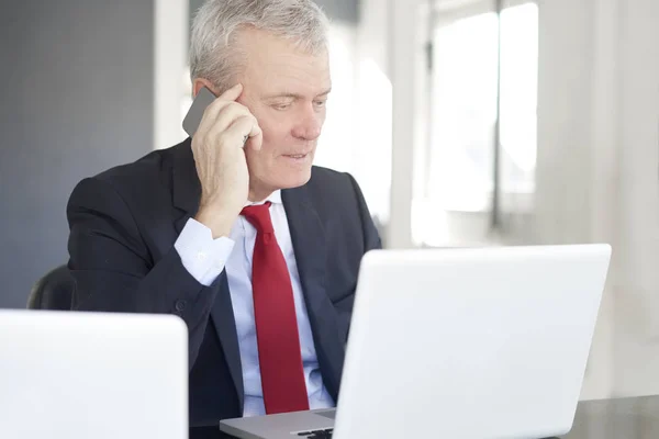 Direttore finanziario che parla — Foto Stock