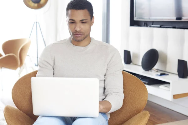 Man using laptop — Stock Photo, Image