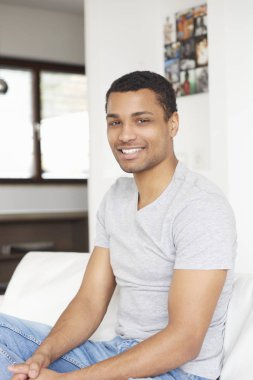  Adam evde dinleniyor..