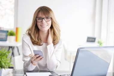 Cep telefonunu kullanan kadın.