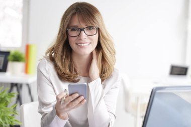 Cep telefonunu kullanan kadın.