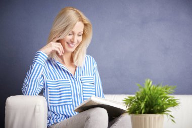 Kadın kitap okuyor.