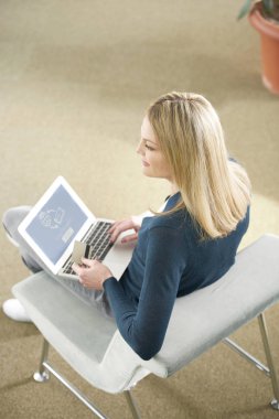 Kadın kredi kartını kullanıyor. 