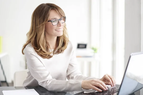 Donna d'affari che lavora sul computer portatile — Foto Stock