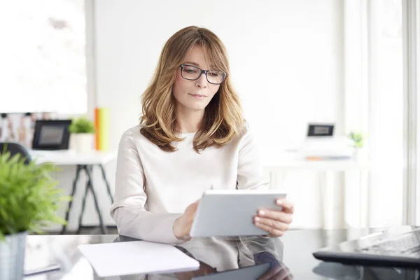 Mulher de negócios usando tablet digital — Fotografia de Stock