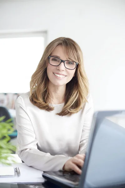 Businesswoman working on laptop — Stock Photo, Image