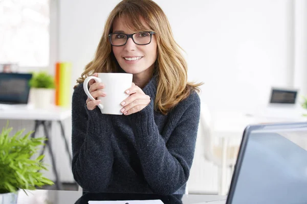 朝お茶を飲む女性実業家 — ストック写真