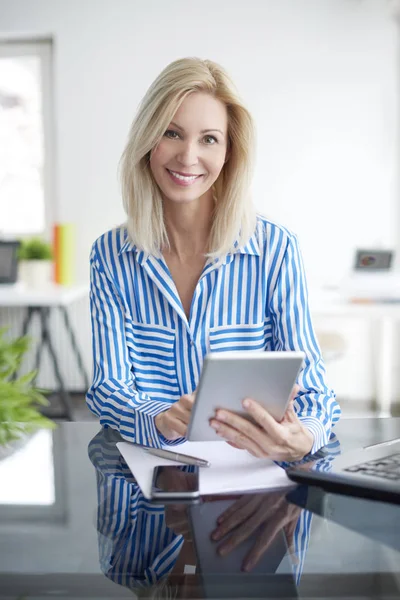 Kvinna som använder digitala tabletter — Stockfoto