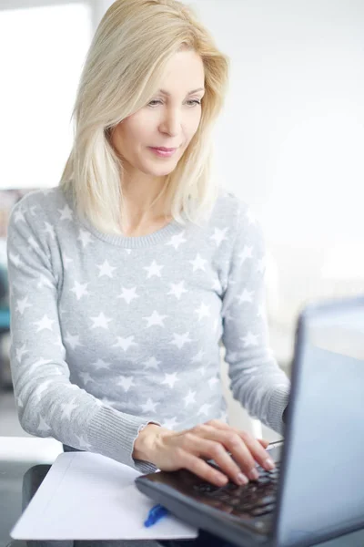 Businesswoman working on laptop — Stock Photo, Image