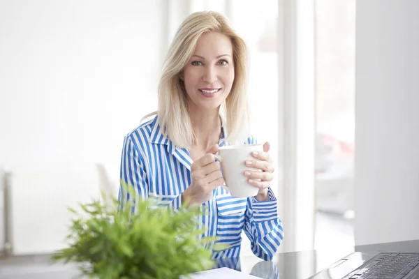 Mujer de negocios beber té de la mañana —  Fotos de Stock
