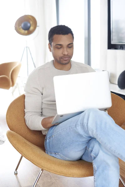 Homem usando seu laptop — Fotografia de Stock