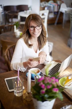 laptop oturan kadın