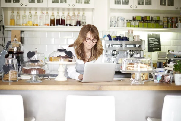 Vrouw werkt op laptop — Stockfoto