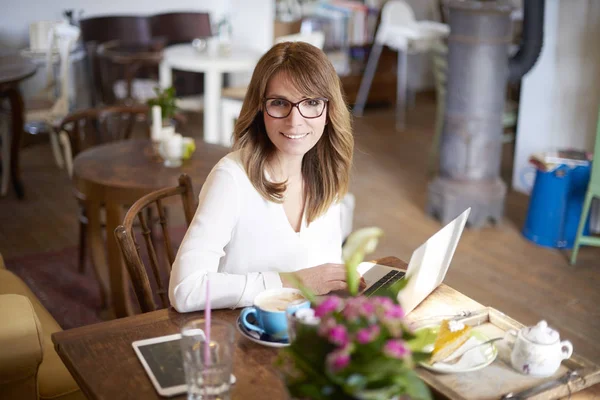 Frau benutzt Laptop — Stockfoto