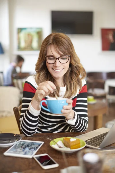 Mujer usando portátil — Foto de Stock