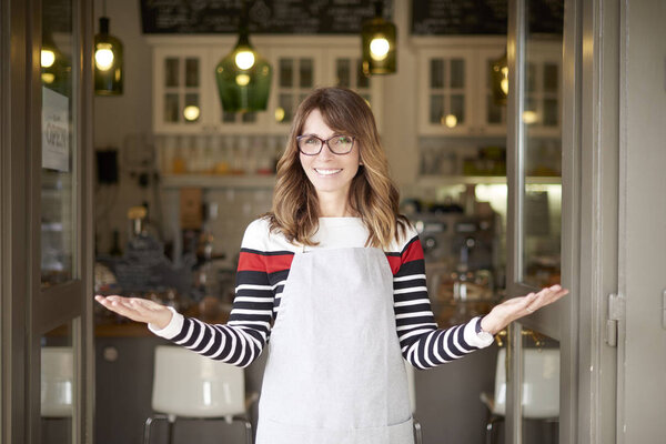  владелец, стоящий у дверей
