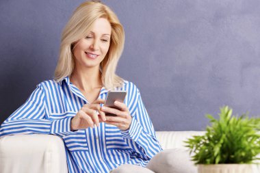  cep telefonunu kullanan kadın