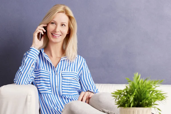 Woman  making call — Stock Photo, Image