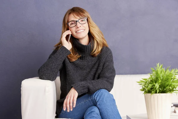 Vrouw praten met iemand — Stockfoto