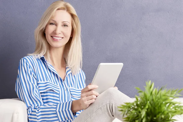 Kvinna som använder digitala tabletter — Stockfoto
