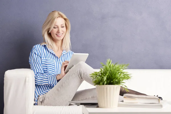 Kvinna som arbetar online på digitala tablett — Stockfoto