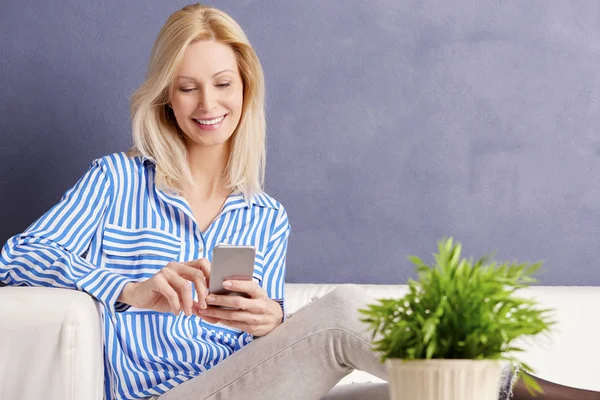 Vrouw met behulp van haar mobiele telefoon — Stockfoto