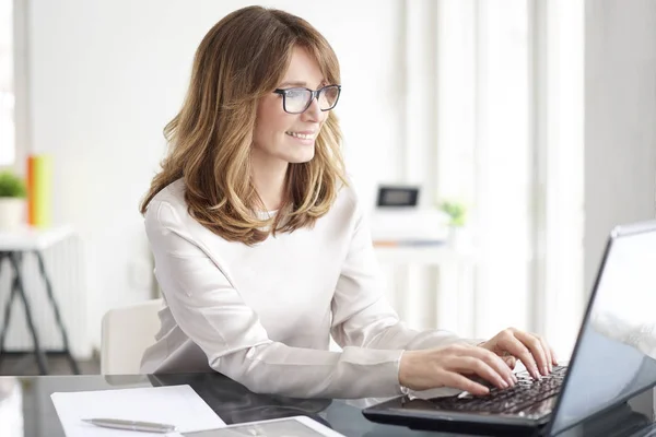 Geschäftsfrau arbeitet am Laptop — Stockfoto