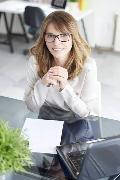 Geschäftsfrau arbeitet am Laptop — Stockfoto