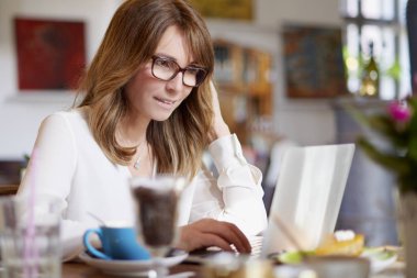 Dizüstü bilgisayar kullanan iş kadını 