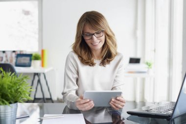  Dijital tablet üzerinde çalışan iş kadını