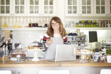 Cep telefonu kullanan kadın