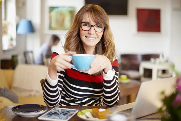 Femme buvant du café — Photo