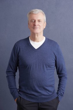 adam gri duvara ayakta