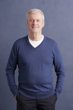 adam gri duvara ayakta 