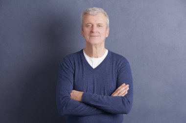 Kolları bağlı bir adam