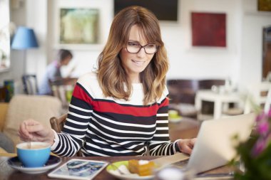 Dizüstü bilgisayar kullanan iş kadını 