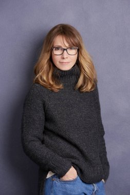 Kameraya bakan kadın.