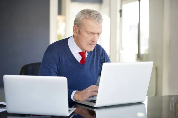 Empresario sentado en el escritorio —  Fotos de Stock