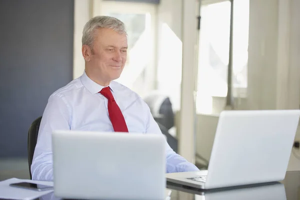 Empresário sentado na mesa e trabalhando — Fotografia de Stock