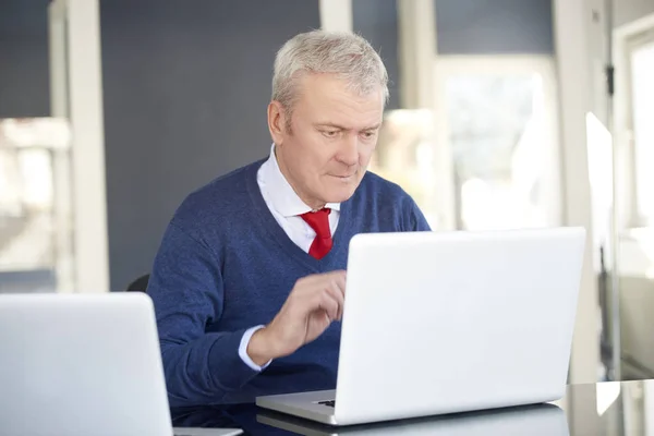 Businessman sitting at desk and working — Stock Photo, Image