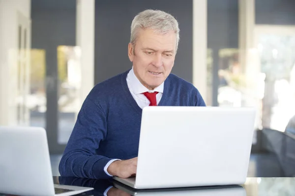 Manager arbetar på bärbar dator — Stockfoto