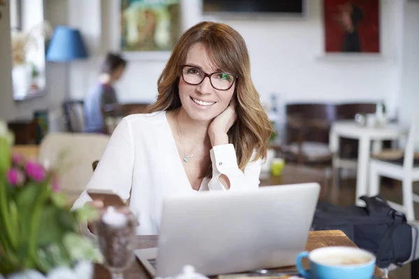 Zakenvrouw met laptop — Stockfoto