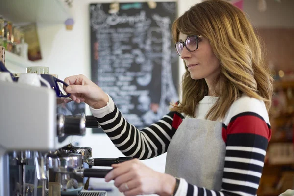 Barista preparando una taza de café — Foto de Stock