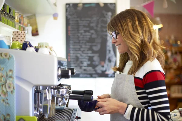 Barista προετοιμασία ένα φλιτζάνι του καφέ — Φωτογραφία Αρχείου