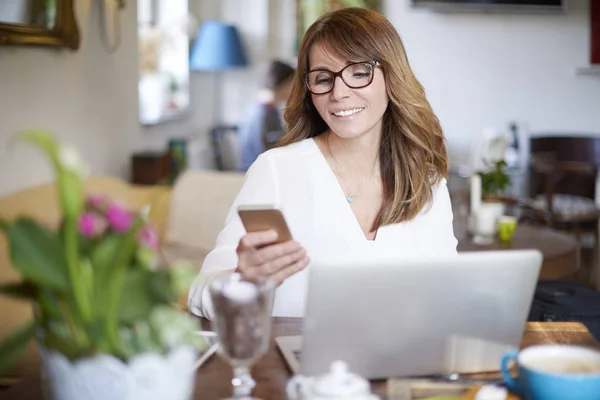 Mensajería de texto mujer — Foto de Stock