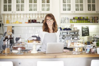 barista dizüstü bilgisayar kullanarak
