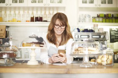 cep telefonu kullaranarak sahibi