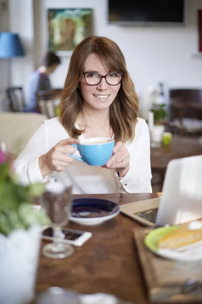 A laptop a kávézóban dolgozó nő. — Stock Fotó